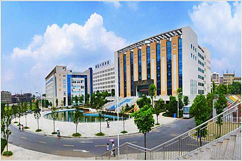 湖南工程職業(yè)技術(shù)學院位于湖南省長沙市，是一所國有公辦全日制普通高等院校。新建的報告廳/會議室按照會議培訓型標準進行設(shè)計，系統(tǒng)建成后會場聲場均勻，配套TM系列數(shù)字會議發(fā)言系列，高保真還原與會發(fā)言者現(xiàn)場聲音，達到廳堂類會議建設(shè)一級標準。一套中控系統(tǒng)的配置，在實際使用中，通過手機或平板即可開關(guān)機柜設(shè)備，投影機投影幕設(shè)備及照明燈光窗簾等電子電動設(shè)備，帶來方便快捷的用戶體驗。會議室配置的無線U段數(shù)字會議發(fā)言系列，結(jié)合了會議室移動會議的特點，極佳保證會議效果。