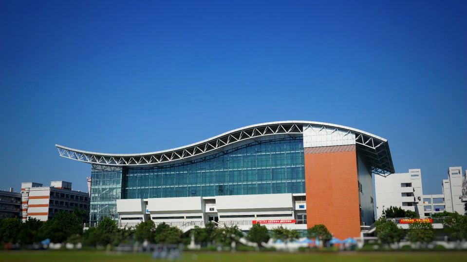 廣東女子職業(yè)技術(shù)學院（Guangdong Women's Polytechnic College）由廣東省婦聯(lián)主辦、經(jīng)廣東省人民政府批準成立的公辦女子高等學府，學校為廣東省級示范性高職院校，是廣東省職業(yè)院?！半p師型”教師培訓基地、全國家庭教育學會廣州培訓基地、全國職業(yè)院校數(shù)字校園建設(shè)實驗校。