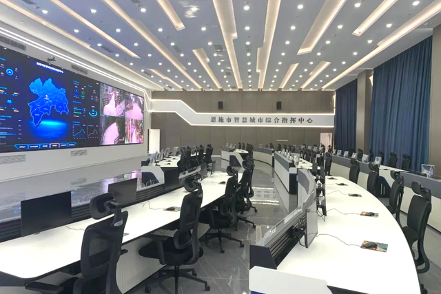 在恩施智慧城市綜合指揮中心的建設(shè)中，憑借優(yōu)質(zhì)的系統(tǒng)產(chǎn)品和豐富的智慧城市解決方案經(jīng)驗承建了該項目的多個區(qū)域智能化建設(shè)，以科技力量賦能恩施推進基礎(chǔ)治理體系和城市治理能力現(xiàn)代化。